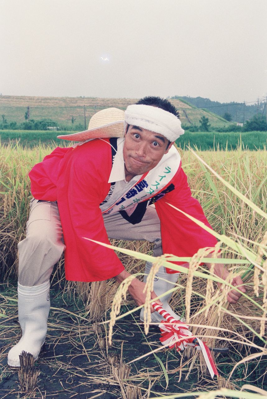 東国原英夫氏と長男・加藤守さん、そして現在の家族が揃った集合写真。7歳で英検準2級に合格した次男・英ノ丞さんの成長を祝う和やかな雰囲気が伝わる一枚。