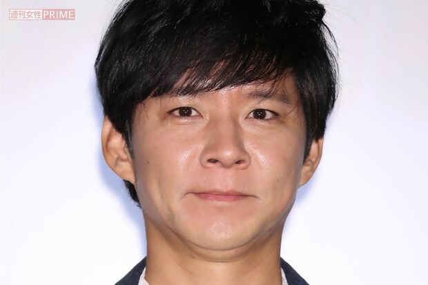 多目的不倫騒動後のアンジャッシュ渡部建、やつれた表情でスマホを見る様子