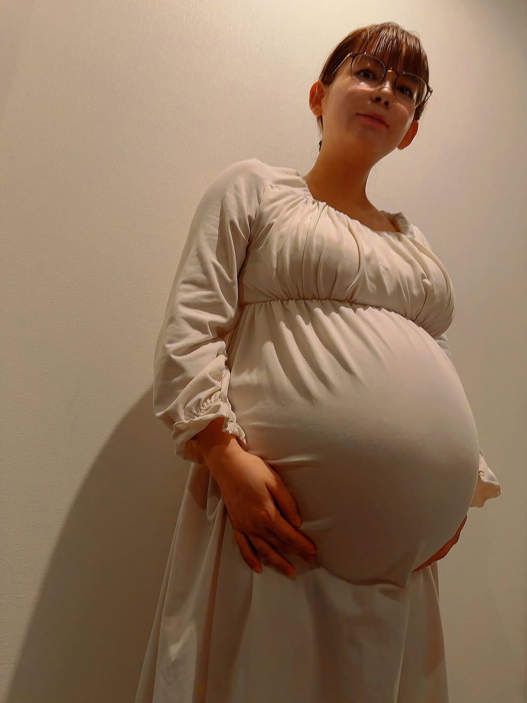 中川翔子、妊娠中のふっくらとしたお腹とすっぴんメガネ姿で近況を報告