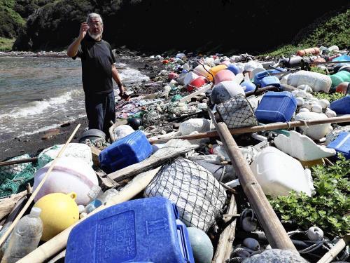 長崎県対馬市の海岸に大量に漂着したプラスチックごみ
