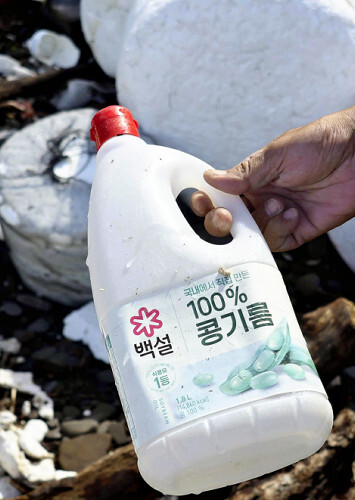 対馬の海岸に漂着した韓国語表記のプラスチック容器