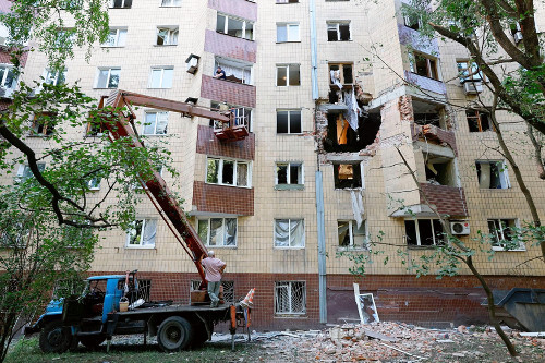 ウクライナ東部ドネツク州、ロシア占領地区で砲撃により損壊した集合住宅の様子