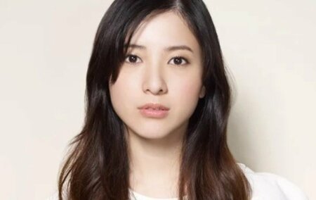 女優の吉高由里子と森カンナ、16年来の友情を示す頬へのキスショット。SNSで「尊い」と話題。