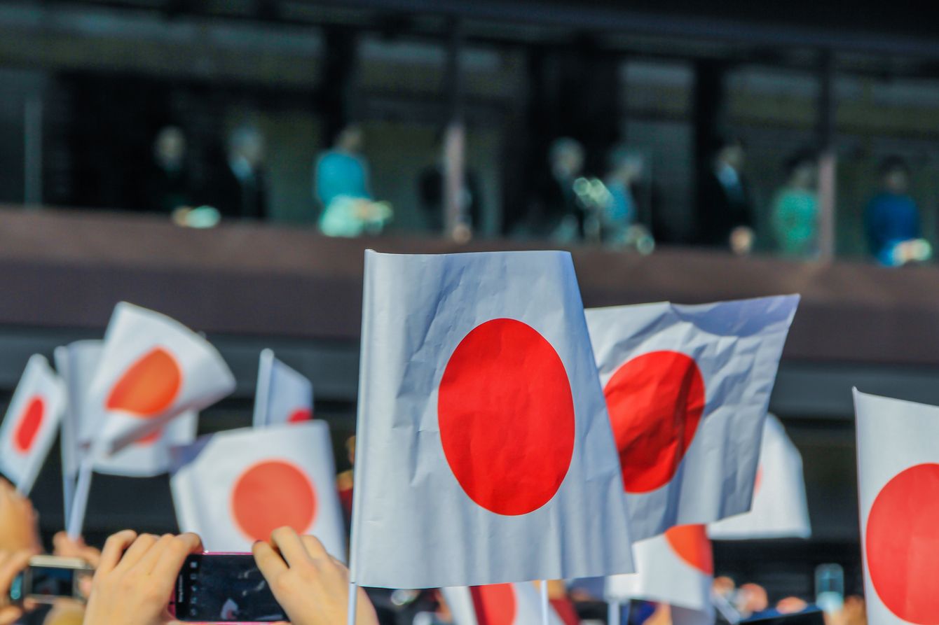 日本国憲法制定時の緊迫した交渉を示すイメージ