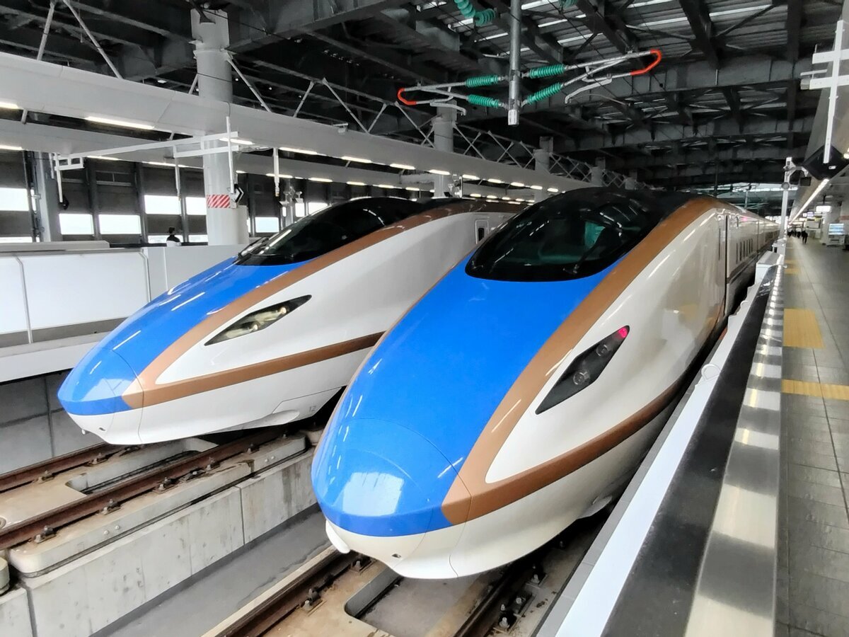 北陸新幹線延伸計画の起点となるJR敦賀駅に停車中の北陸新幹線E7系車両