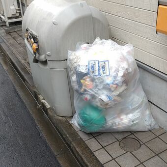 事業系有料ごみ処理券が貼られたごみ袋