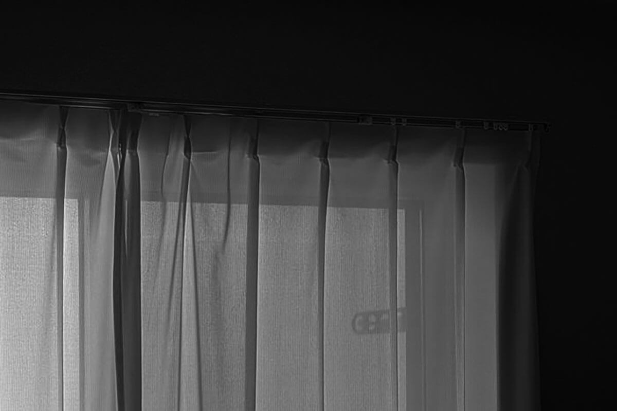 薄暗い部屋で座り込む人物のイメージ。毒母の重圧と人生への絶望からひきこもりに陥った若者の孤独を表す。