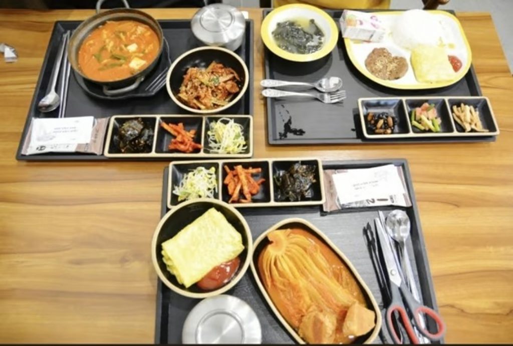 大人がお子様ランチを注文したらクレーマー? 韓国で勃発した飲食店での「常識」論争 お子様ランチ注文の是非を問う韓国のオンラインコミュニティの議論風景