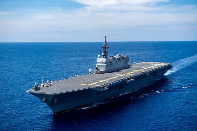 日本の防衛力を示す護衛艦いずも。中国の軍事的脅威に対する日本の海上自衛隊の役割を象徴する