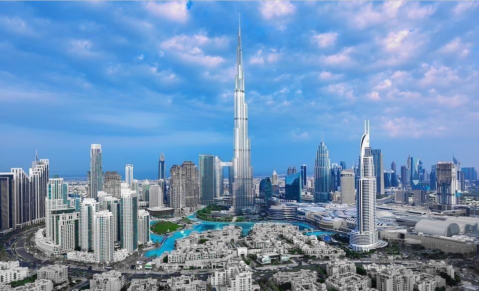 2025年に富裕層の移住先ランキングで首位に立つアラブ首長国連邦（UAE）の活気ある都市景観と、税制優遇や魅力的な生活環境に惹かれる富裕層のイメージ。