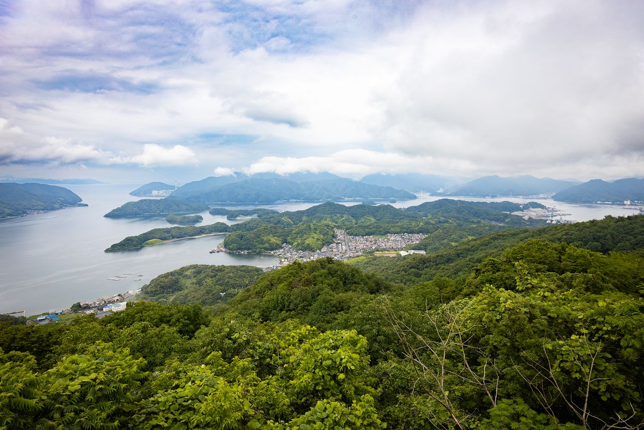 五老岳から望む舞鶴湾の全景。軍港として栄えた東舞鶴と城下町であった西舞鶴の地理的特徴を示す