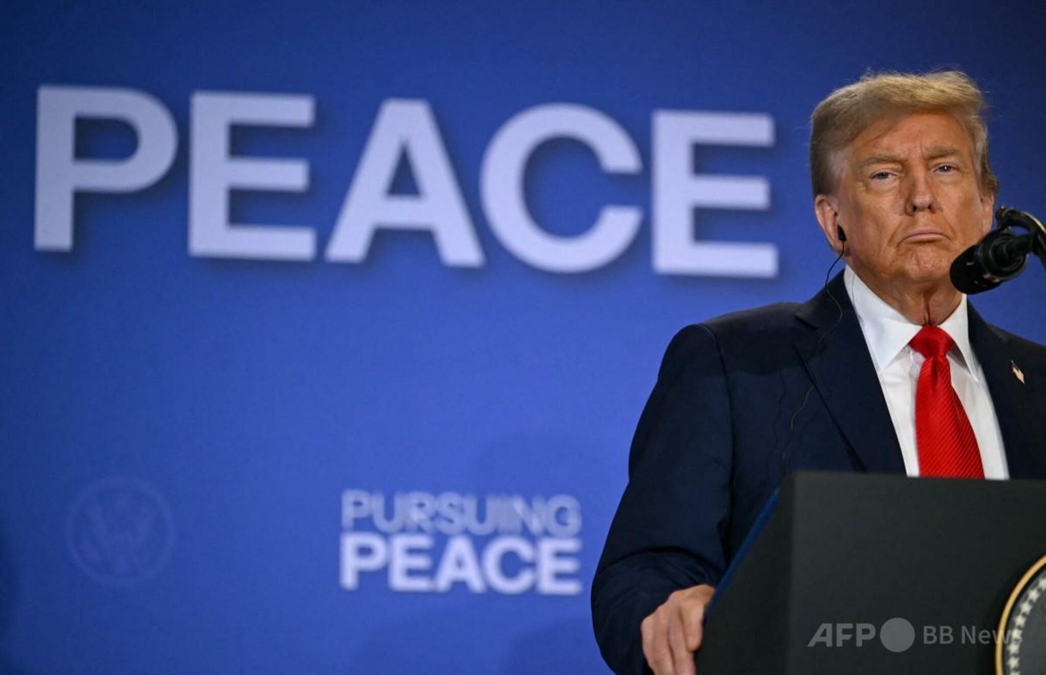 米国前大統領ドナルド・トランプ氏の国際情勢に関する記者会見の様子