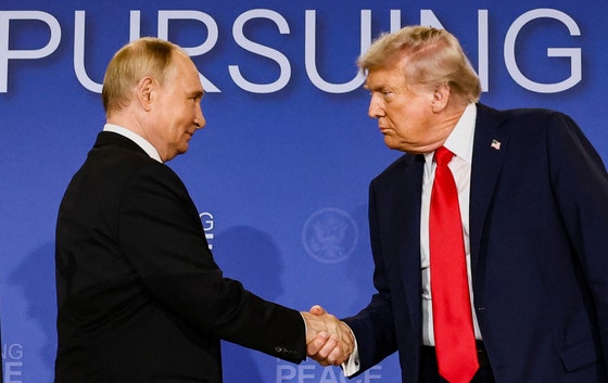 トランプ米大統領とプーチン露大統領がアラスカの米ロ首脳会談後、共同記者会見で握手する様子。ウクライナ停戦に向けた議論の焦点が移る中、両首脳の表情は友好的だった。