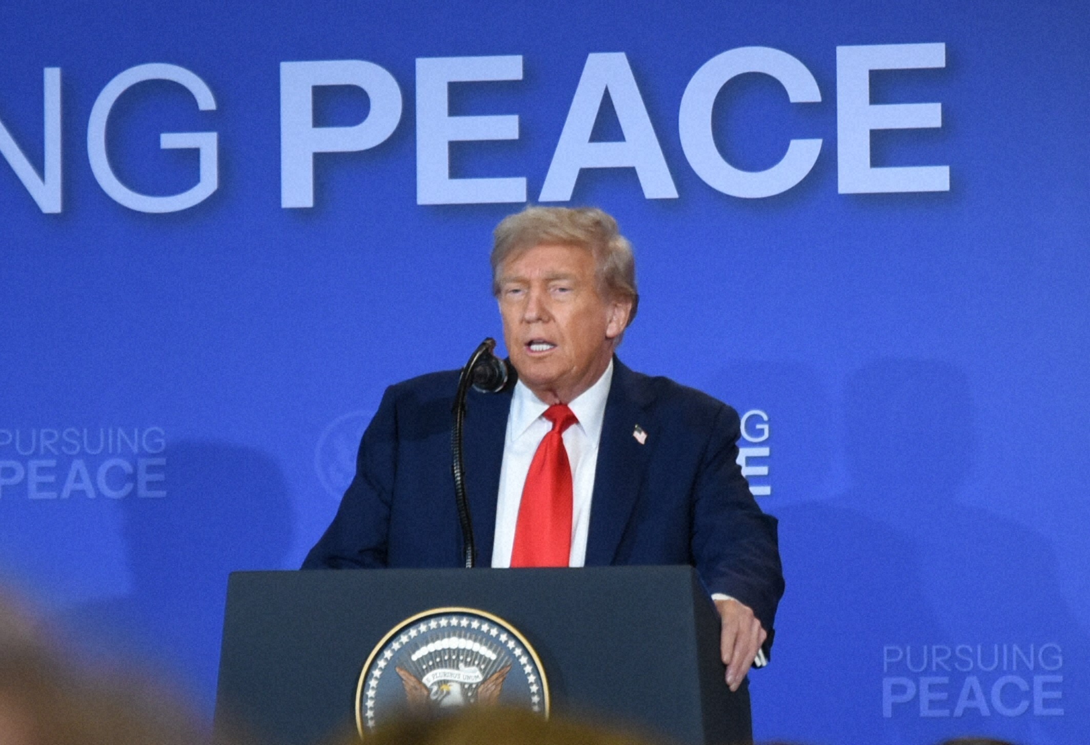 トランプ大統領が米露首脳会談後に記者会見する様子。ウクライナ和平戦略転換について語る。