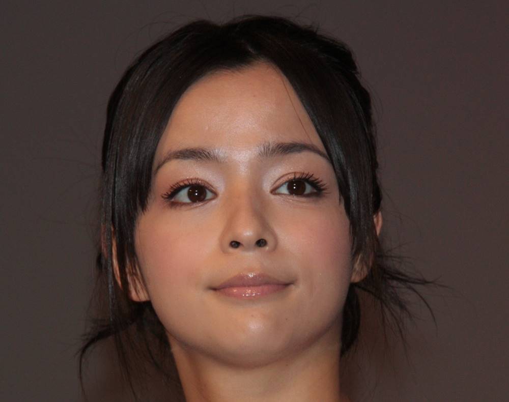 女優の加藤ローサがテレビ番組で離婚を公表する様子