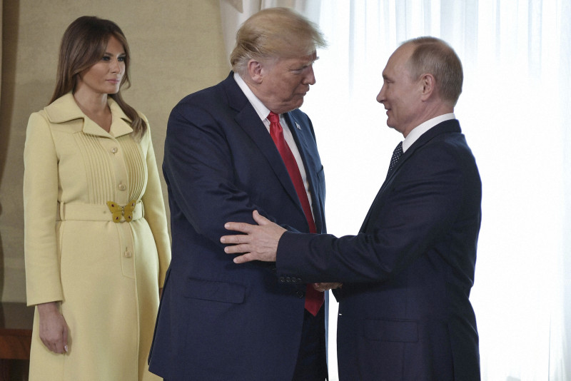 フィンランドのヘルシンキでロシアのプーチン大統領と会談するドナルド・トランプ元米大統領とメラニア夫人。ウクライナの子どもたちの保護を訴えるメラニア氏の手紙が話題に。