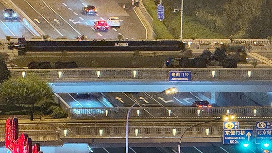 中国の天安門軍事パレード予行演習中に移動する超大型無人潜水艇AJX002。核兵器搭載の可能性が指摘されるこの「ゲームチェンジャー」は、中国の海洋軍事力強化の象徴として注目を集めている。
