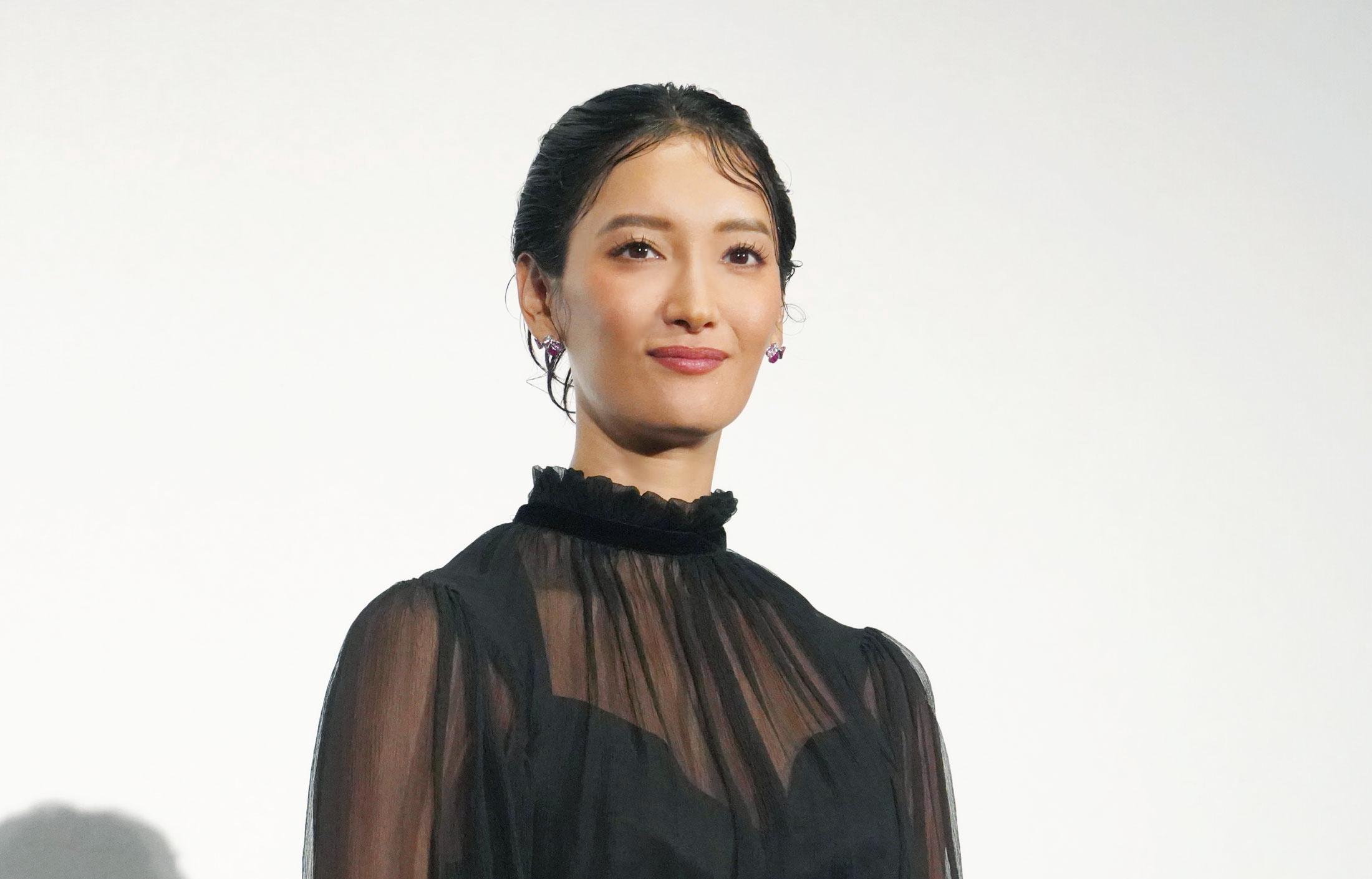 鈴木亮平＆菜々緒の海辺ツーショットが話題に