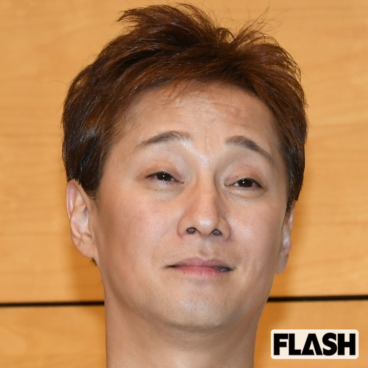 芸能界引退を発表し、ファンクラブ閉鎖によって孤立が指摘される元SMAPの中居正広氏の肖像