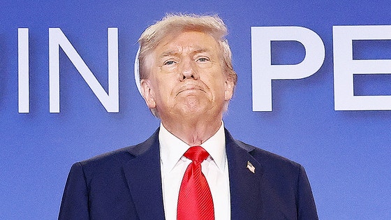 演説中のドナルド・トランプ前大統領。SNSでの奇妙な投稿「Bela」と「covfefe」の背景を探る。