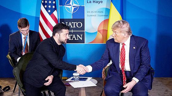 ゼレンスキー大統領とトランプ大統領、NATO首脳会議でのウクライナ情勢協議の様子