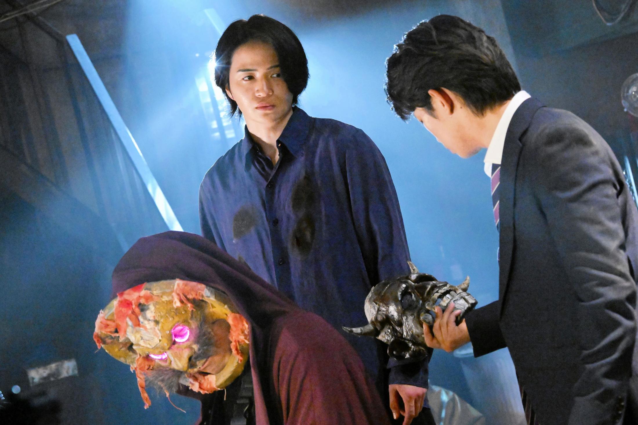 日本テレビ系ドラマ「放送局占拠」の武蔵刑事と武装集団「妖」の対決場面