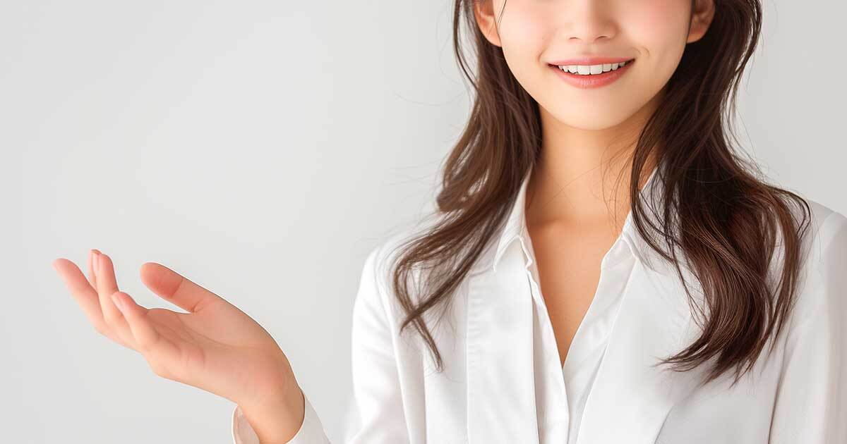 ビジネスシーンを想起させるスーツ姿の人物と街並み。参政党の政治家が示す清潔感のあるイメージを象徴。