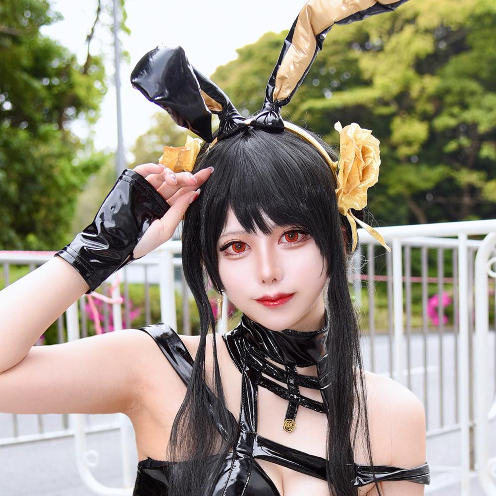 SPY×FAMILY』ヨル・フォージャーのバニーガール衣装を着用したコスプレイヤーのありあさん。セクシーさと力強さを表現したポージングとクールな目元が特徴。