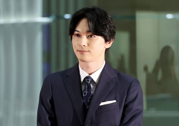 俳優・吉沢亮の美しい表情。彼の多面的な演技力を象徴する一枚。