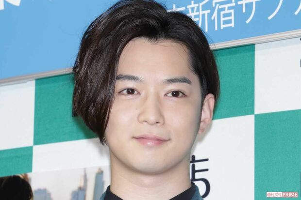 花束を持ち、笑顔で柔らかな表情を見せる千葉雄大：イメージチェンジの兆し