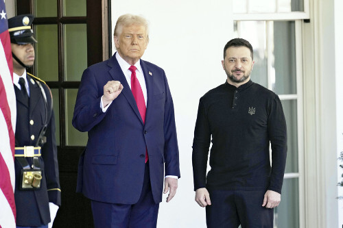 ワシントンでの米ウクライナ首脳会談に臨むトランプ前大統領（左）とゼレンスキー大統領（AP通信）