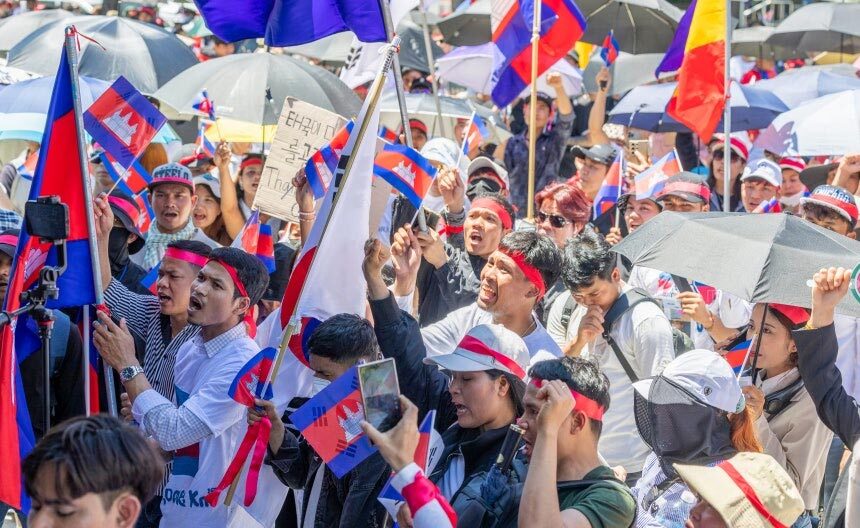 2025年7月27日、ソウル普信閣前でタイとの国境紛争を訴えるカンボジア人デモ。ハングルで書かれたプラカードと太極旗が見える。