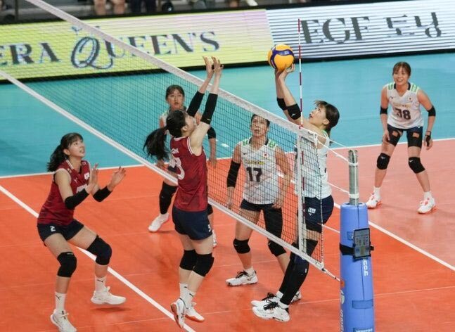 2025コリア・インビテーショナル晋州国際女子バレーボール大会で日本との試合に臨む韓国女子バレーボール代表チームの選手たち。審判の判定に議論が集中。
