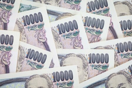 日本の富裕層増加と貯蓄の動向を示す金融関連のイメージ。物価高の中での家計と資産形成を象徴するグラフと硬貨の図