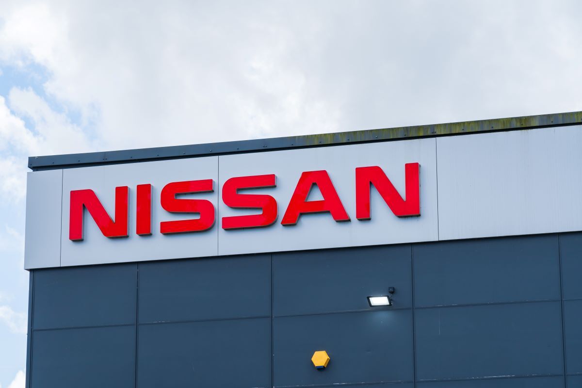 日産自動車の追浜工場または湘南工場、広大な敷地に多くの車両が並ぶ様子。生産終了が発表された自動車工場。