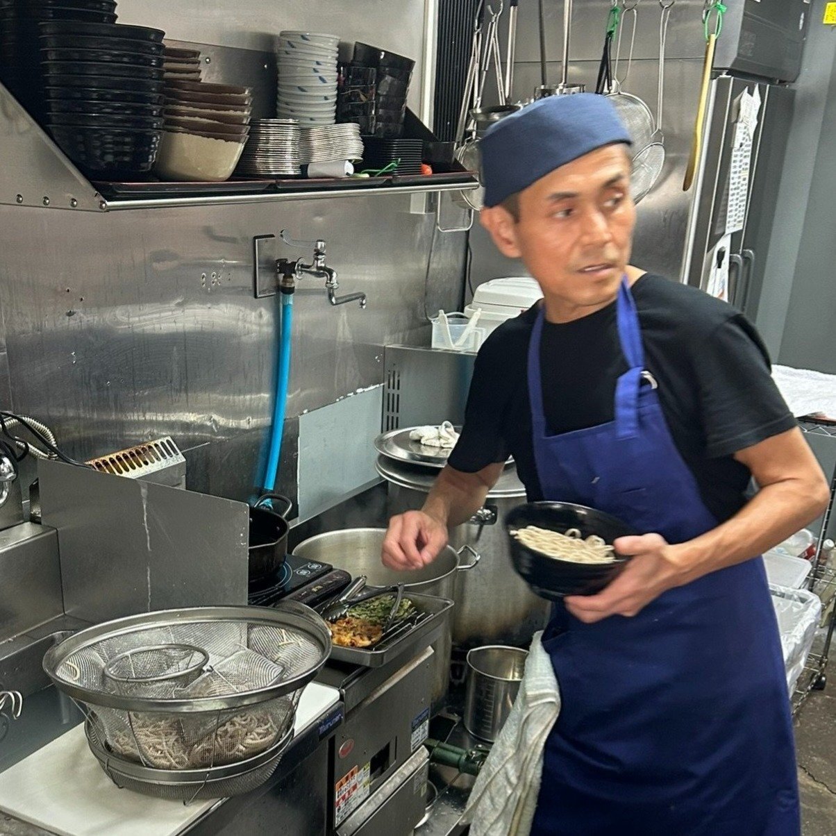 東京・神保町に佇む、新進気鋭の立ち食いそば店「梅市」の外観。経済逆境下での挑戦を象徴する店舗の様子