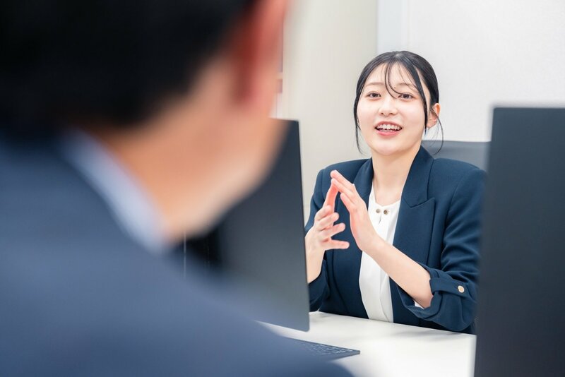 相手に負担をかけないコミュニケーションを意識するビジネスパーソンの会話風景