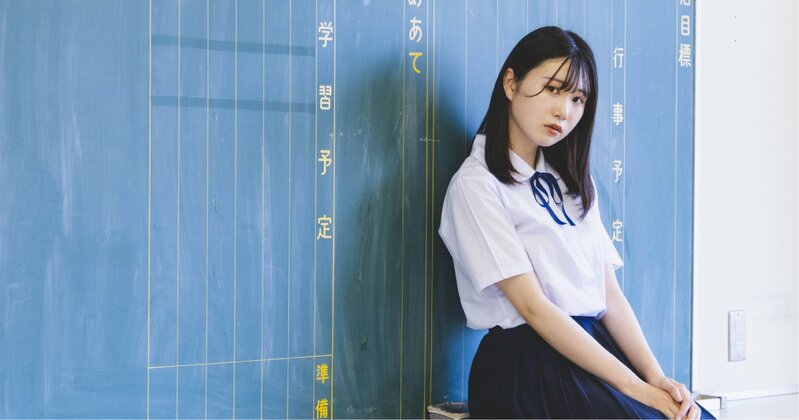 大学受験の教材に向き合う学生のイメージ。努力と集中が学業成功の鍵であることを示唆。