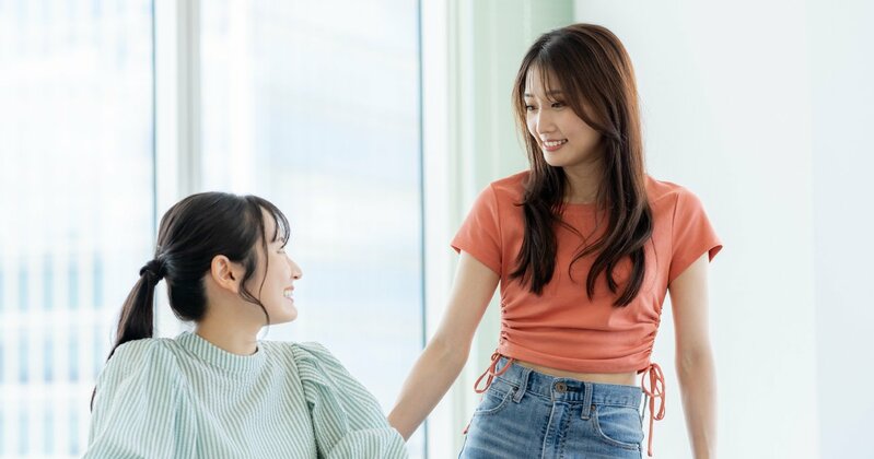 横浜国立大学のキャンパス風景。学生たちが活気ある大学生活を送る様子。