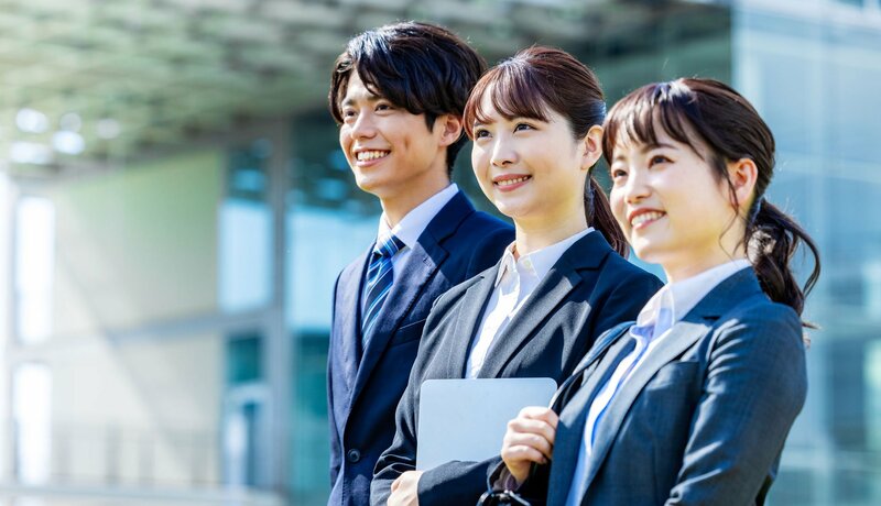 仕事に真摯に取り組む若手社員の様子。優れた若手の特徴は行動力と考える力にあります。