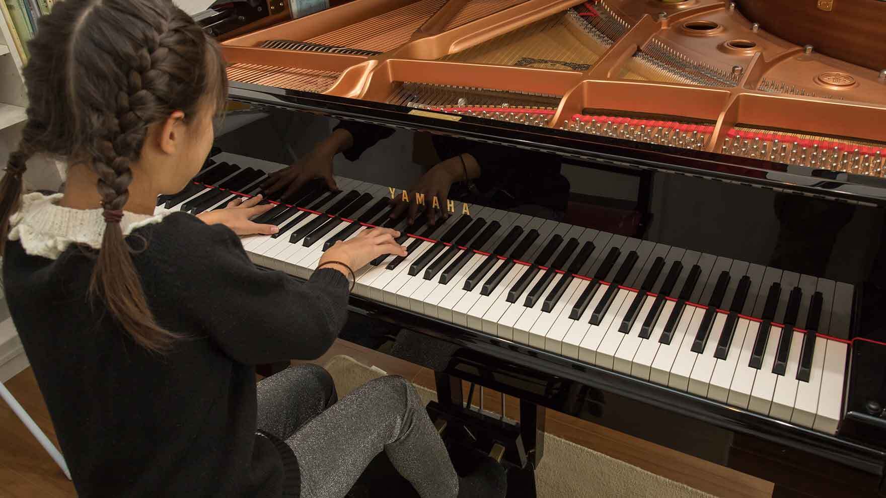 学習に集中する小学生のイメージ、現代の習い事の風景