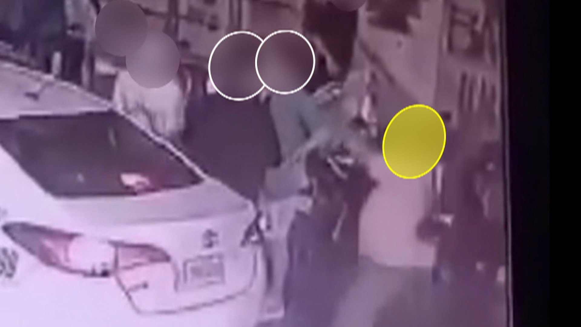 マニラの路上で日本人男性2人が銃撃される瞬間の防犯カメラ映像