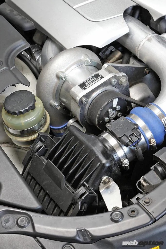 エンジンルームに装着されたHKS GTS8550スーパーチャージャーと加工流用されたGT-R純正エアクリーナーボックス。
