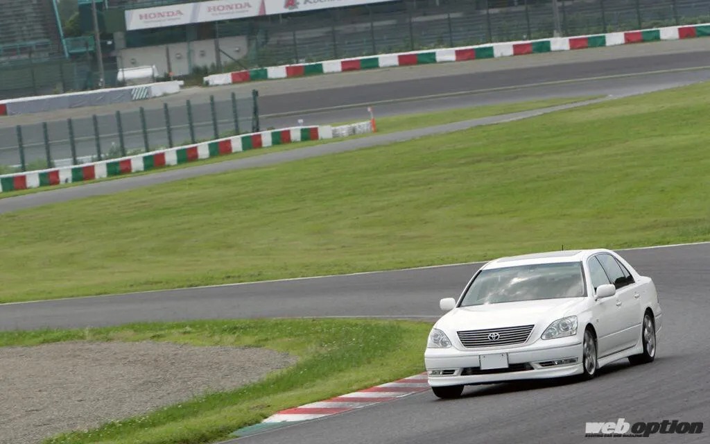 鈴鹿サーキットのコースを走行する、HKSスーパーチャージャー仕様のUCF30セルシオ。