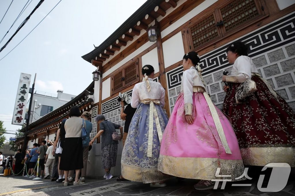 ソウルの参鶏湯専門店前に行列をなす人々。インバウンド需要の高まりと韓国食文化への関心を示す光景。