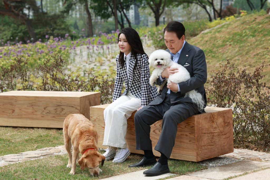 2023年5月、韓国のユン・ソンニョル前大統領夫妻が私邸で愛犬と過ごす様子。キム・ゴニ氏も犬との絆を大切にする姿勢が見える。