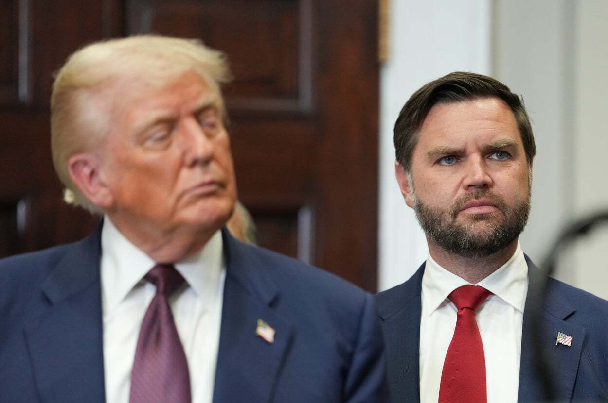J.D.バンス氏とドナルド・トランプ前大統領の実際のツーショット写真。人気アニメ『サウスパーク』での風刺的な描写が話題となっている。