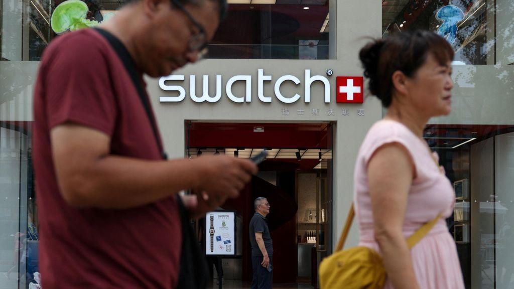 スウォッチの「つり目」表現で批判を浴びた広告画像。モデルが目尻を指で引き上げている様子が写されている。