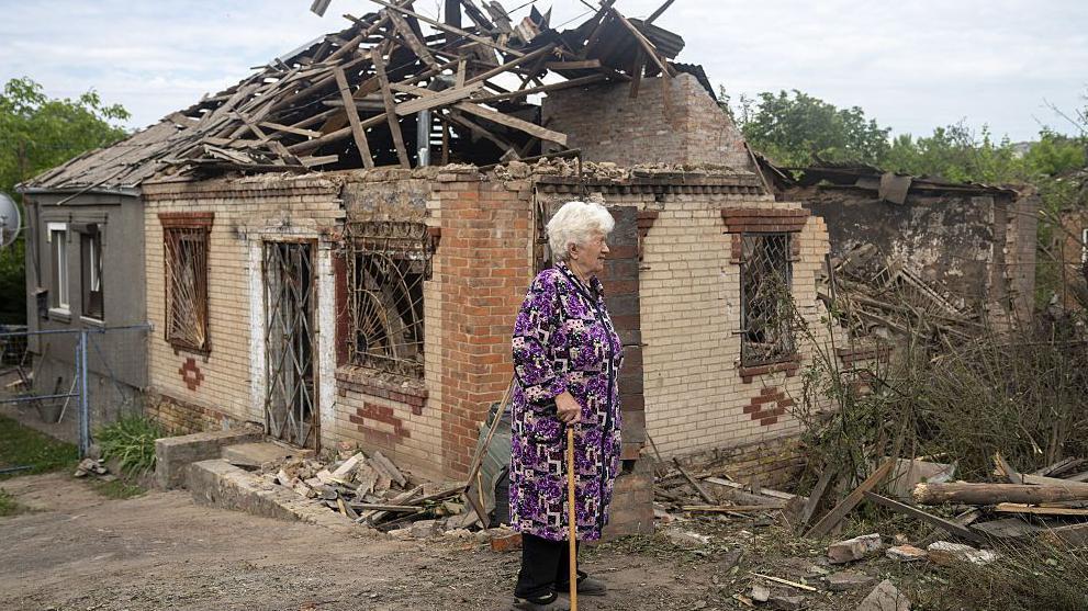 ロシアの滑空爆弾攻撃により大きな被害を受けたウクライナ東部ドネツク州スラヴャンスクの住宅地。ドンバス地方の住民の苦難を象徴する光景。