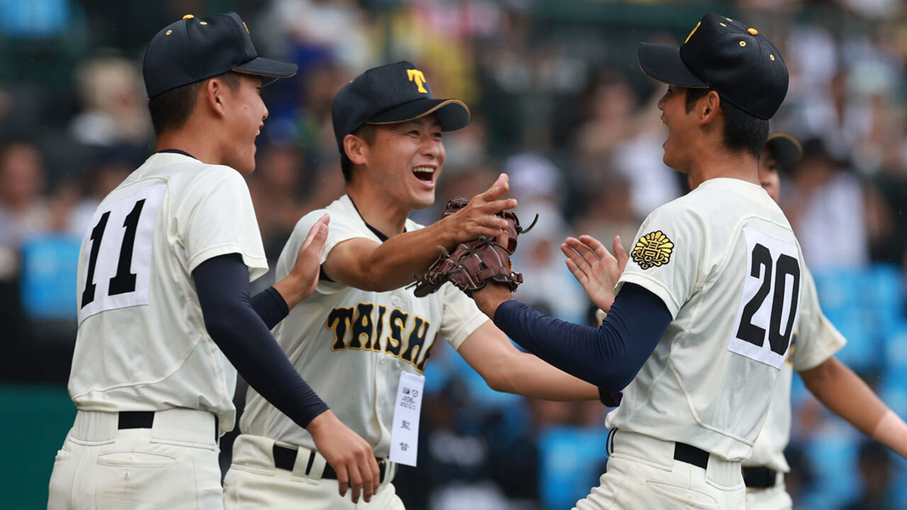 2024年夏の甲子園で躍進した大社高校野球部の選手が「先導・共闘スタイル」で躍動する様子。